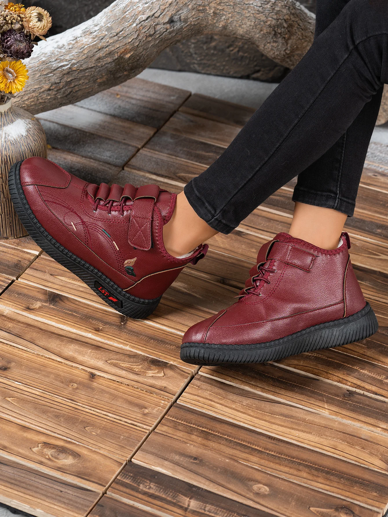 2026 Winter Damen Fleece-Gefütterte Leder-Stiefeletten Klettverschluss Stickerei Rutschfeste Weiche Gummisohle Warme Freizeitstiefel – Detail 7