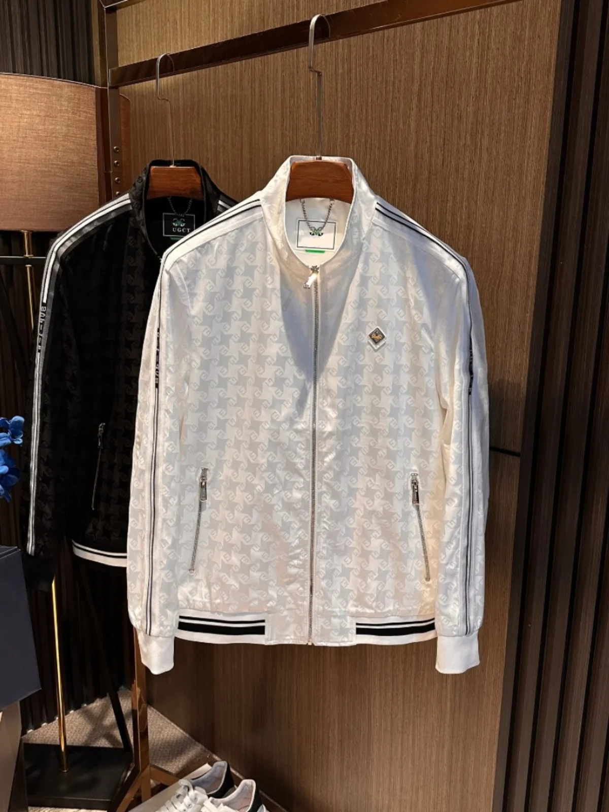 

Высококачественная повседневная модная облегающая мужская куртка с легким воротником-стойкой, универсальная весенне-осенняя верхняя одежда, дышащая полиэтиленовая одежда...