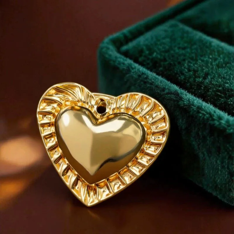 Vintage Pleated Gold‑Trim Heart Metal Brooch, Bright Gold 3D Heart Lapel Pin, French Light Luxury Accessory for Suit Coat