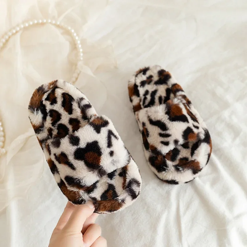 2025 Winter New Children's Shoes Plush Slippers Leopard Pattern Fashion Warm Shoes Indoor Korean Girls' Casual Slippers view 2