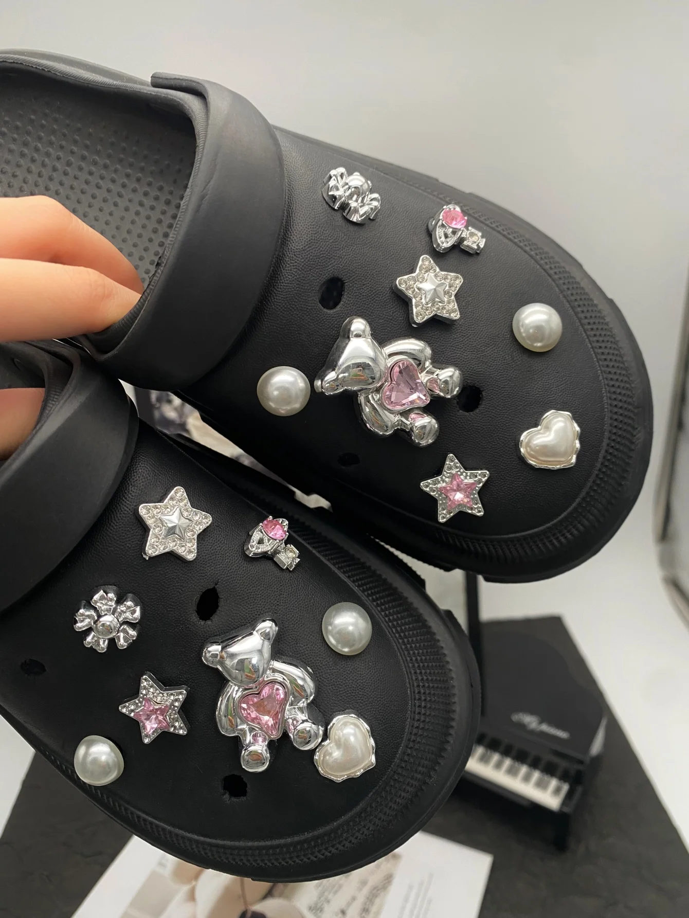 16 Pcs Trendy Silver Bear & Pearl Heart DIY Detachable Shoe Charms, Versatile Accessories for Garden Shoes & Sandals, Outdoor Sh
