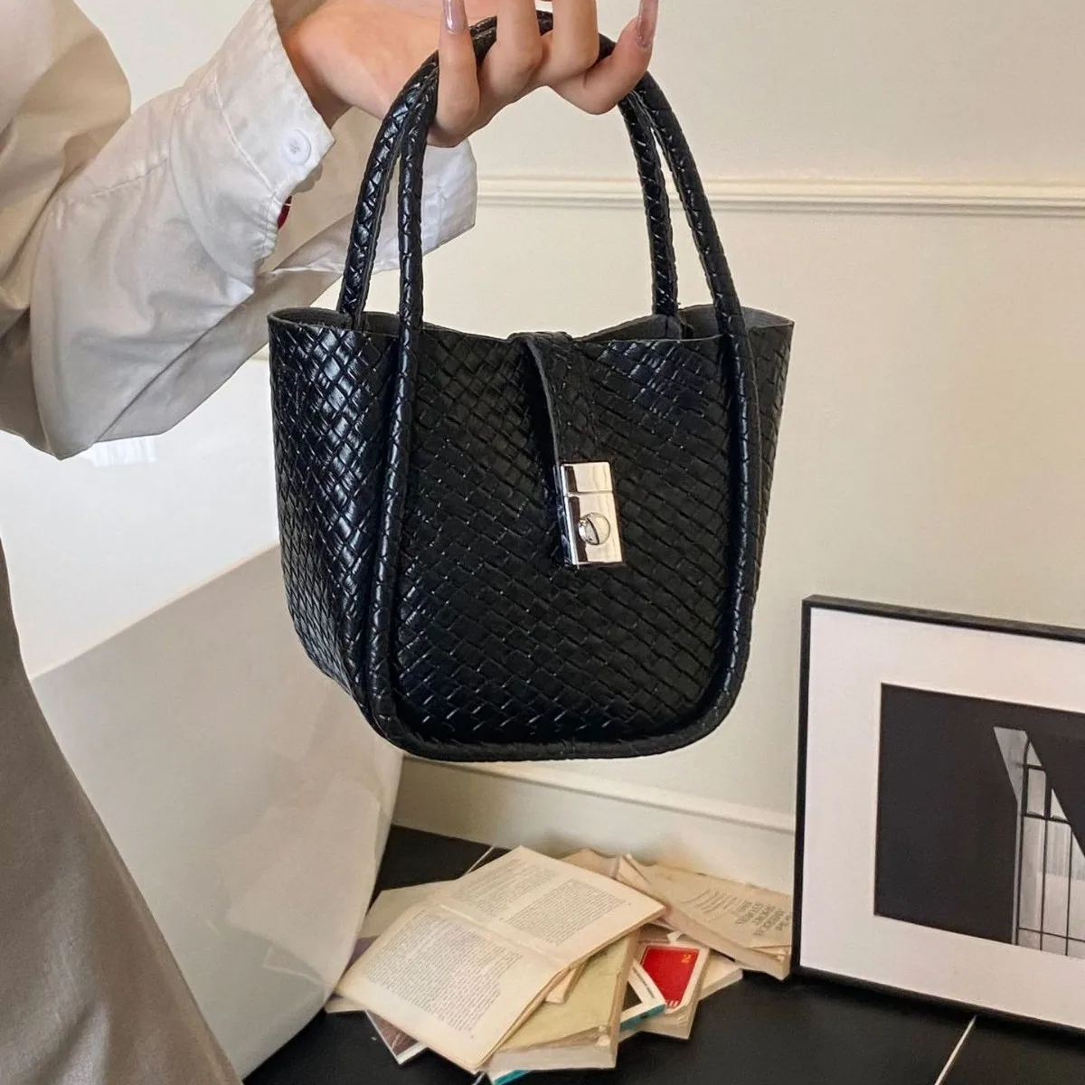 

2025 Spring Summer Women's Trendy Korean Casual Lychee Texture Bucket Bag - Handheld/Crossbody for Everyday Use