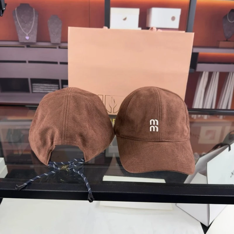 Topi Baseball Anti Angin Model Duckbill Bahan Kulit Rusa Tebal Hangat Gaya Couple Serasi 2026