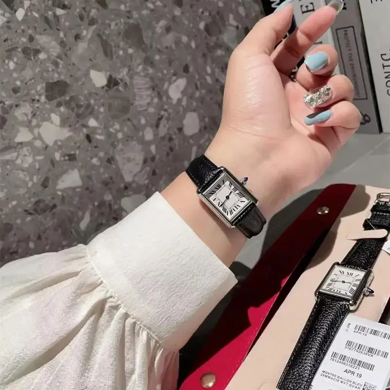 ساعة يد كوارتز فاخرة عالية الجودة بحركة كوارتز أنيقة مربعة الشكل للنساء ساعة يد جلدية بسيطة