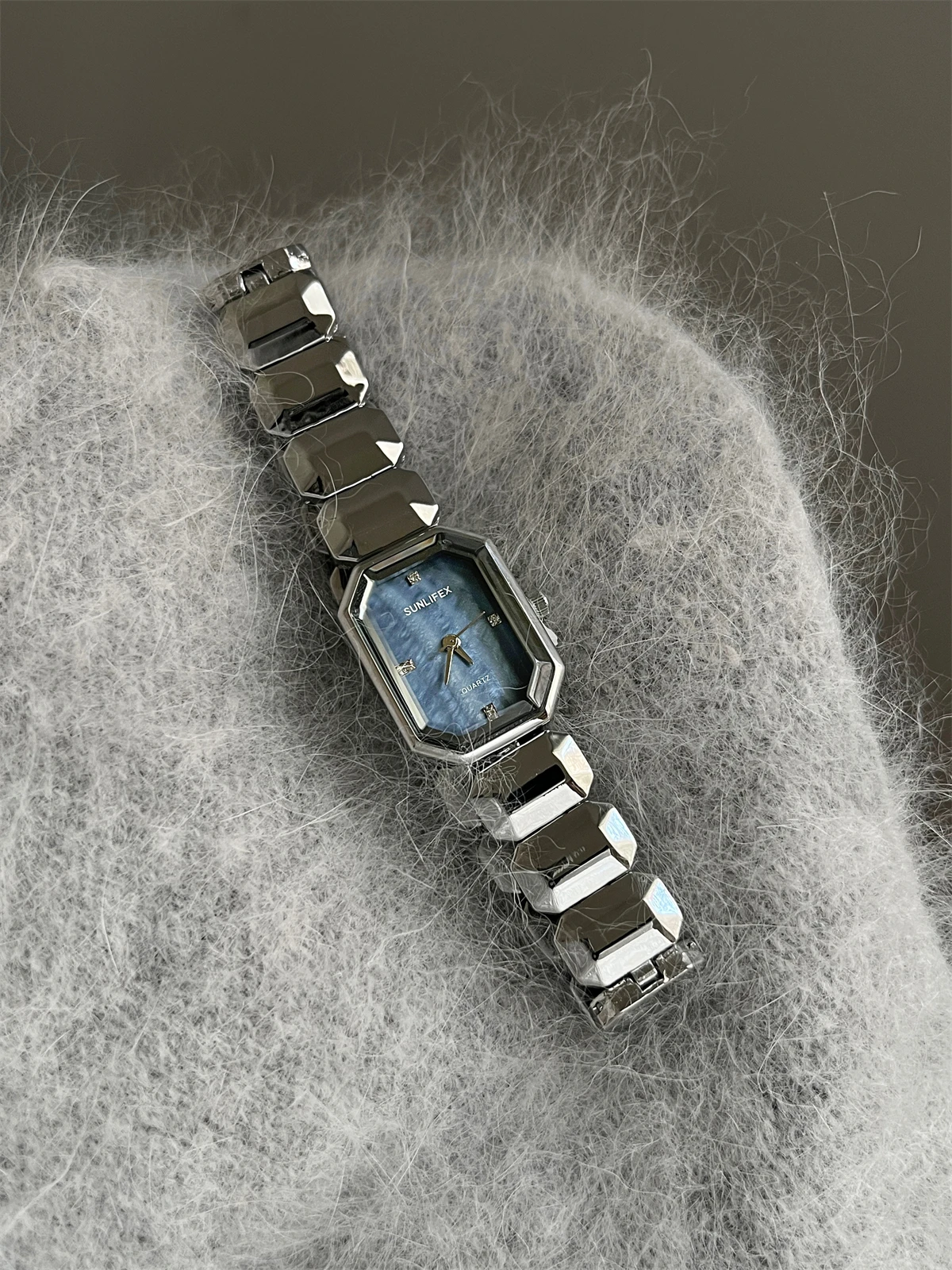 

Small sugar cube watch for women Small ice cube light luxury high value exquisite fashion women's watch Fashion quartz watch