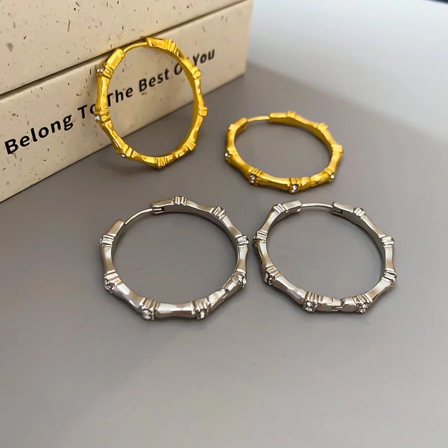 DREJEW  Bamboo‑Shaped Segment Sparkle Hoop Earrings Chip Inlay C‑Shape Earring for Women Daily Dating Party Fashion Jewelry