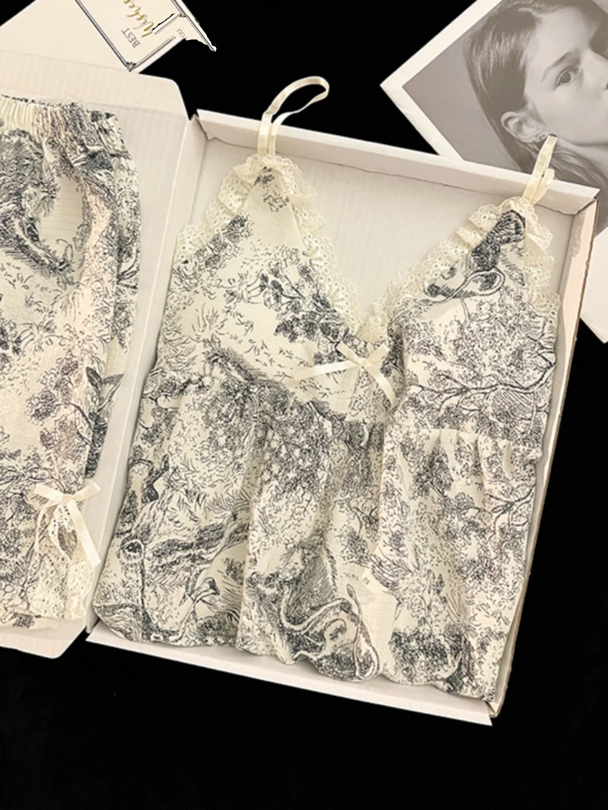 

Летний тонкий хлопковый комплект для сна: ночная сорочка с V-образным вырезом и цветочным декором, пижама из двух предметов с короткими шортами, милый и удобный домашний костюм