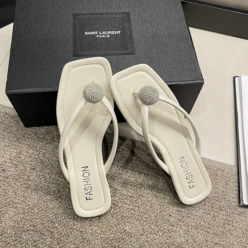 

Summer Women Flat Slippers Rhinestone Soft Soled Sandals Outdoor Fashion Non-slip Beach Shoes 2024 Students Simple and Versatile