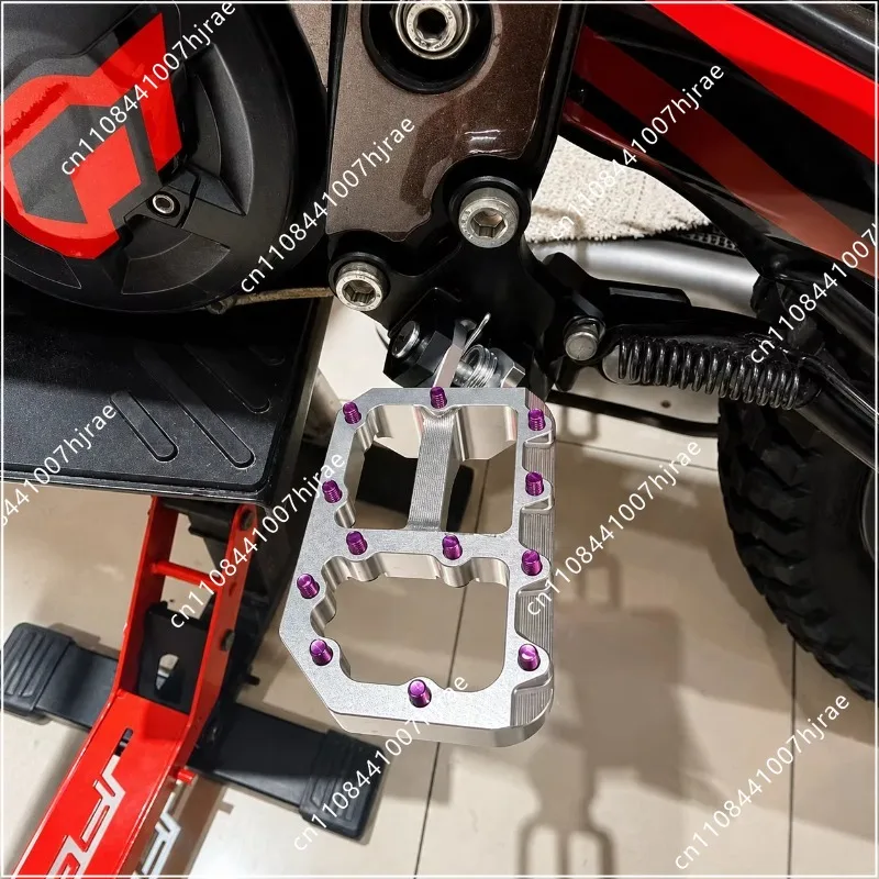 Anodized CNC Aluminum Foot Pegs With Anti‑Slip Studs For Sur Ron Light Bee X S LB X Electric Off‑Road Dirt Bike Accessory