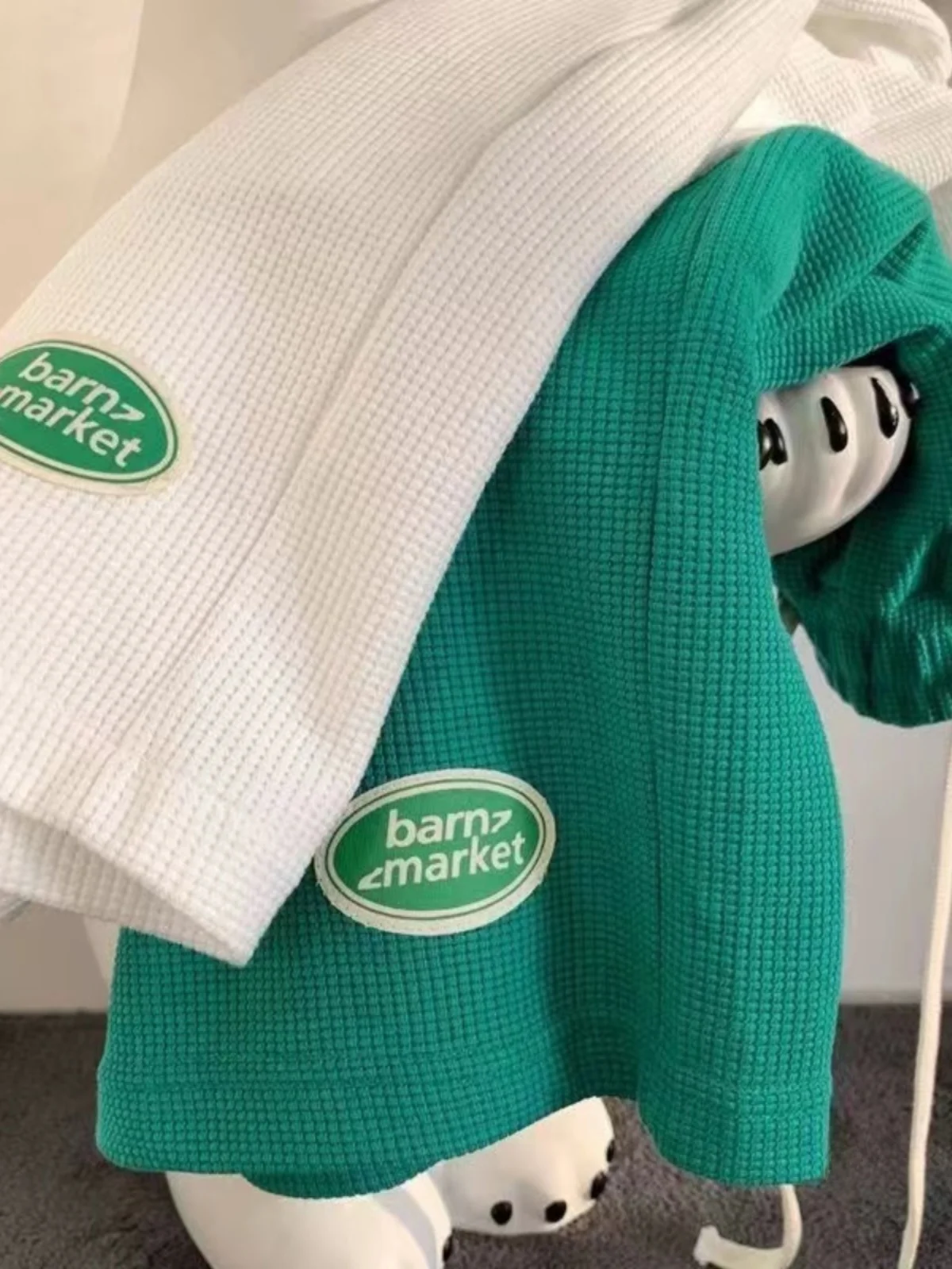 

Новинка: Женский летний повседневный спортивный комплект из двух предметов с высокой талией, свободного кроя, с брюками прямого кроя и шортами-бермудами.