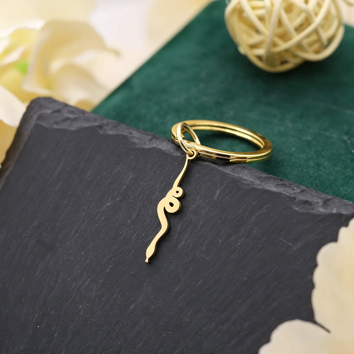 Stainless Steel Abstract Snake Keychain Simple Animal Charm Key Ring Trendy Bag Jewelry Pendant Accessory for Women Men
