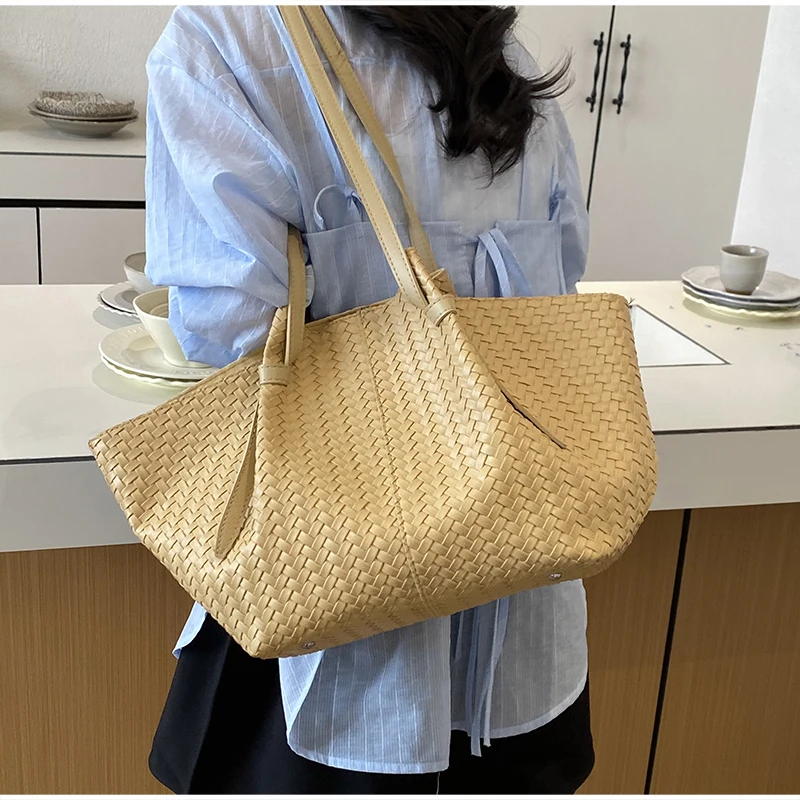 

Summer Hand-woven Tote Bag Large Capacity Commuter Shoulder Bag Korean Women Casual Travel Lightweight Underarm Basket Bag