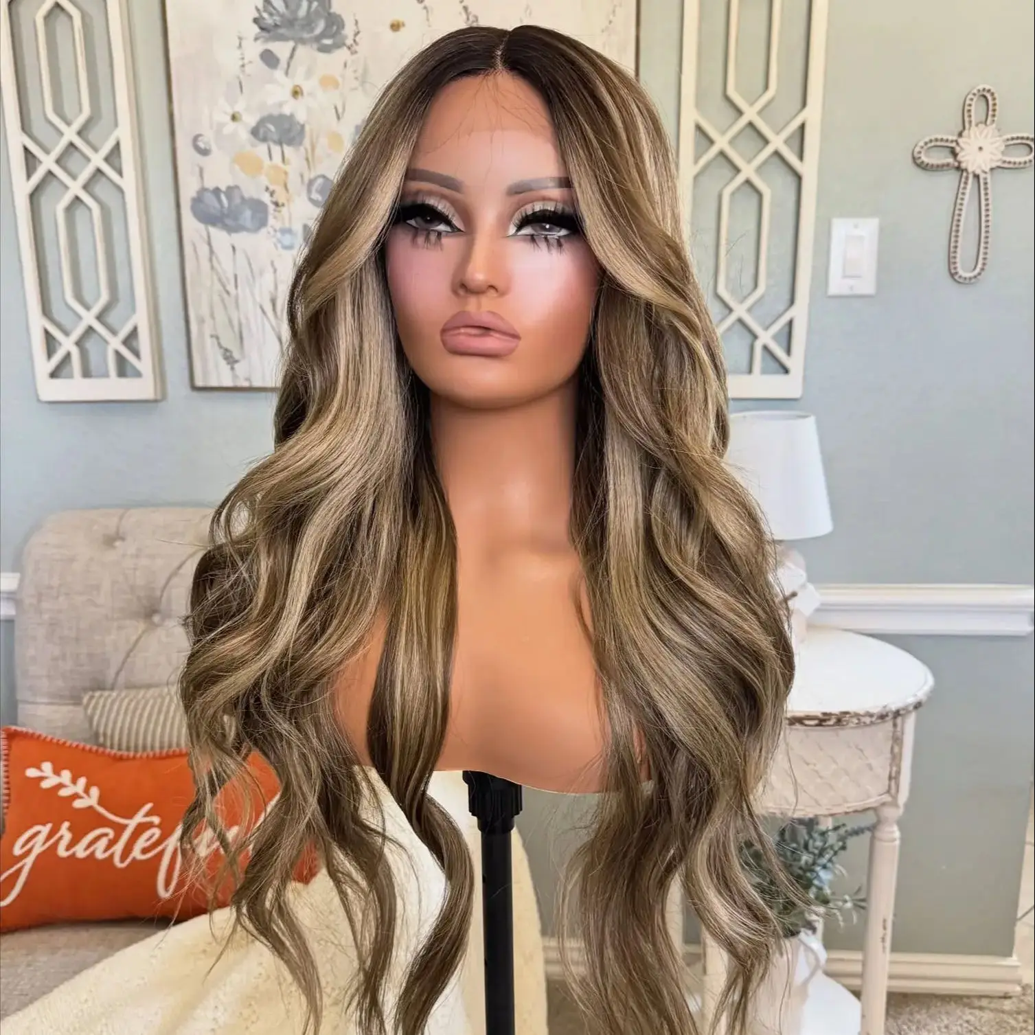 

Ombre Шоколадно-коричневый со светлыми полосками Волосы Парик фронта шнурка Высококачественные синтетические парики Длинные натуральные предварительно выщипанные волосы