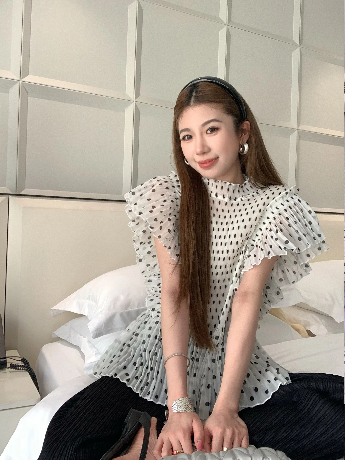 

INGCON Fairy Tale High-End Pleated White Polka Dot Shirt Women Summer Fashionable Age-Defying Gentle Style Gathered Hem