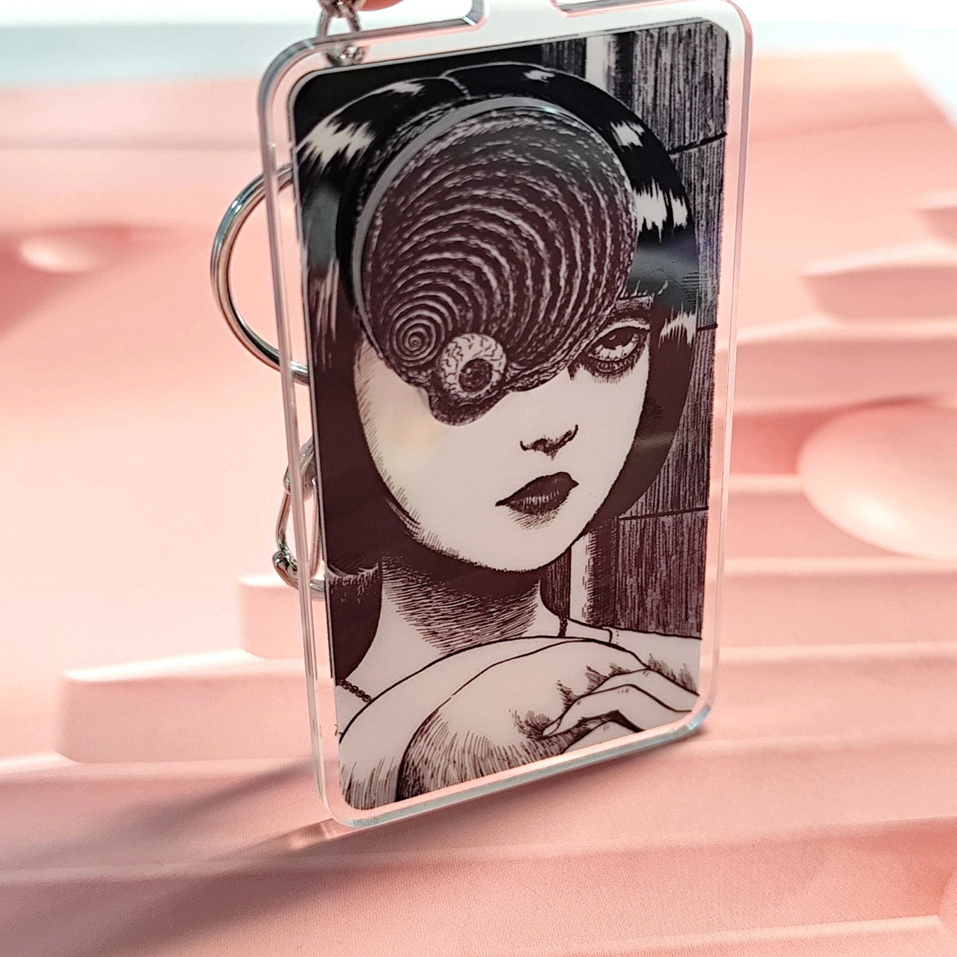 هذه سلسلة مفاتيح مجموعة Junji Ito. يتميز بفن أيقوني، يُظهر شخصيةًا من مانغا الرعب.