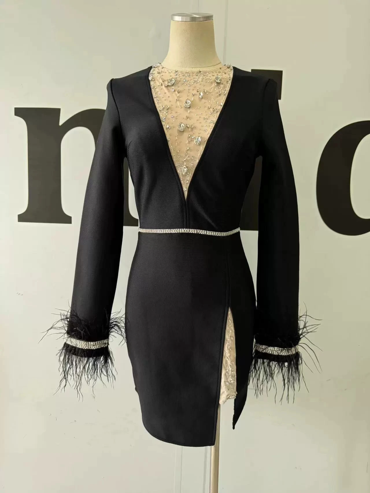 فستان نسائي جديد لعام 2025 مثير بأكمام طويلة ورقبة على شكل حرف v شبكي من حجر الراين والريش ملفوف على الورك-GZXX1072