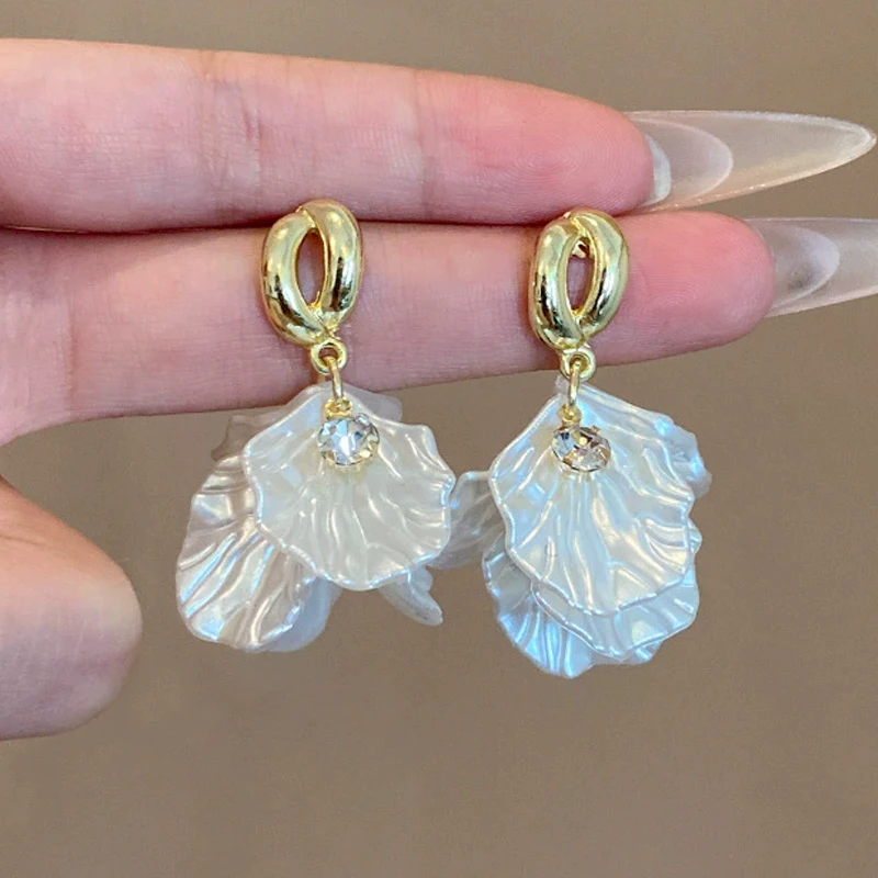 White Acrylic Petals Tassel Dangle Earrings Women Wedding Party Elegant Golden Metal Rhinestones Drop Earrings Trendy Jewelry