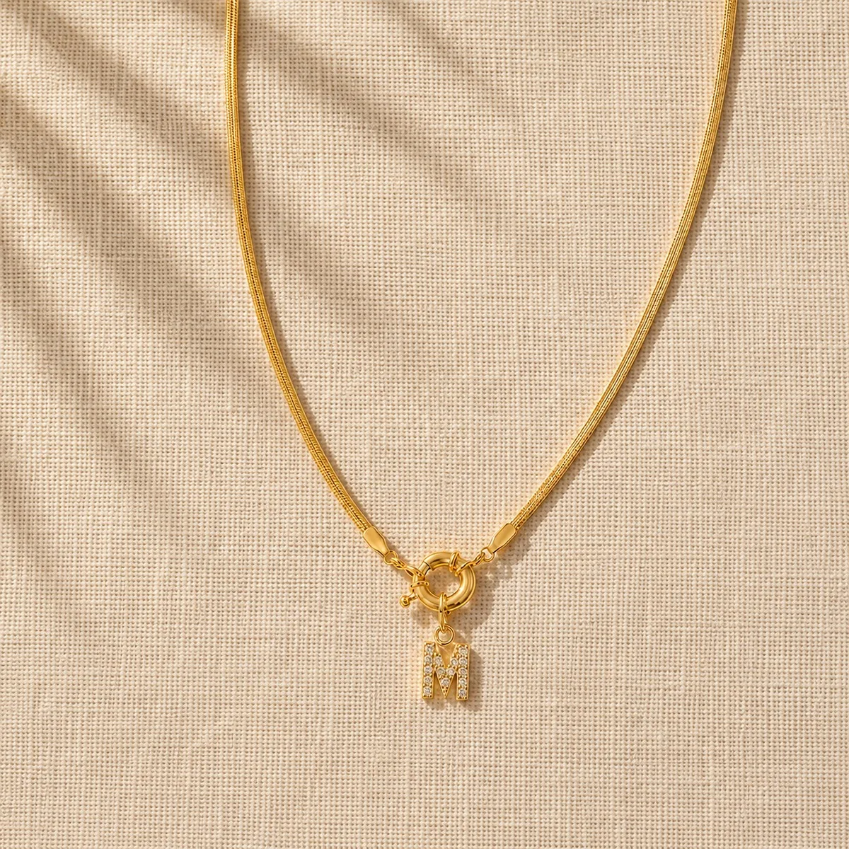 Initialen-Charm-Halskette mit Schlangenkette, vergoldet, für Damen und Herren, mit besetzten Zirkonia-Steinen als Anhänger. – Detail 2