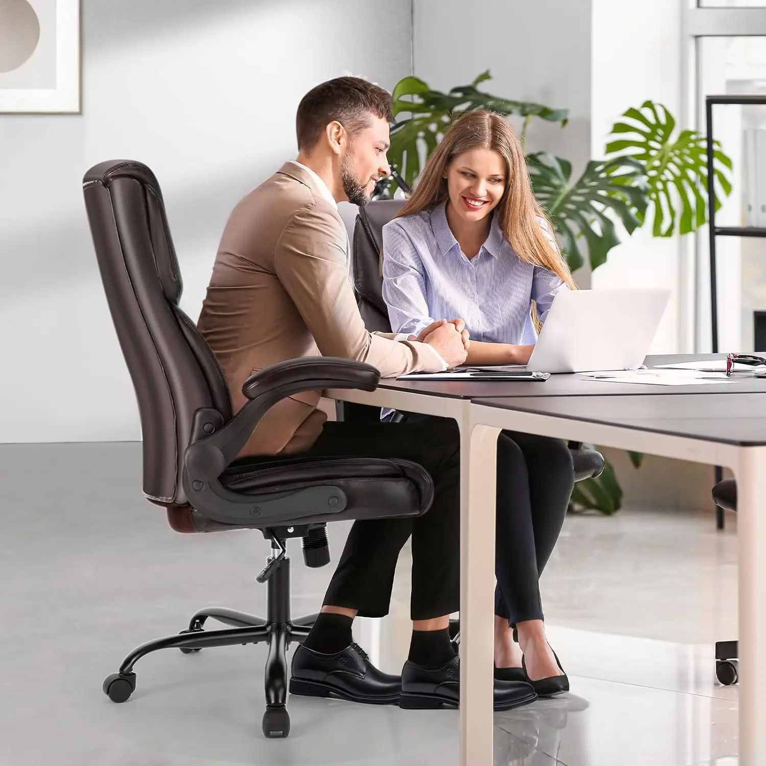 Silla de oficina ejecutiva: sillas de escritorio ergonómicas ajustables para computadora con reposabrazos abatibles con respaldo alto, silla giratoria, cuero doblado