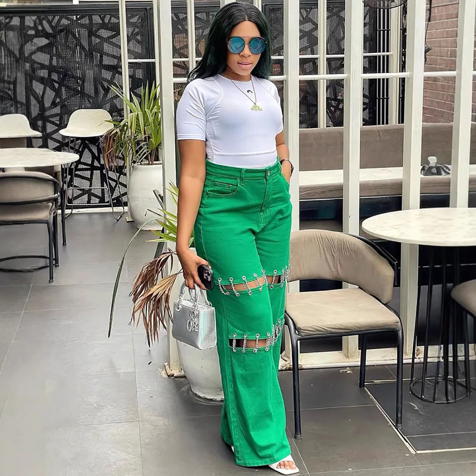 Рисунок 2 - Новые повседневные джинсы с пустыми ногтями и цепочкой