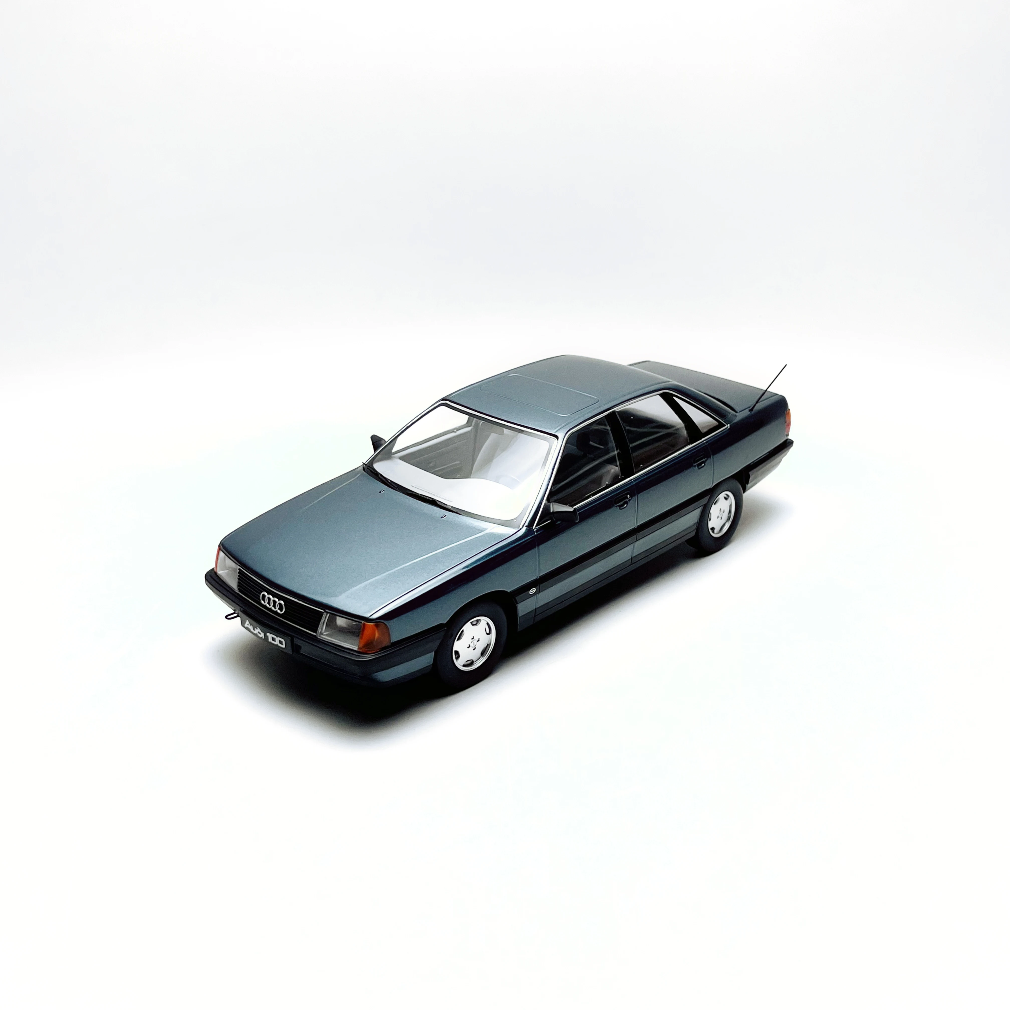 

Diecast Triple9 1/18 Scale Audi 100 C3 1998 Alloy Car Model Collectible Toy Gift Souvenir Display Ornament