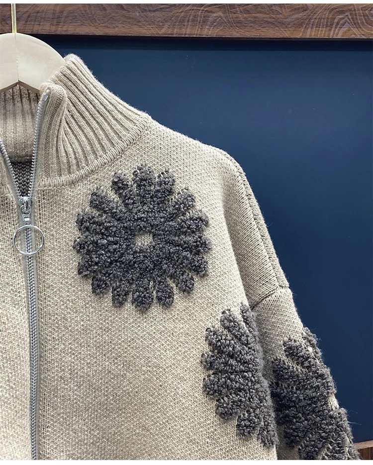 Knitted zippered cardigan with wrinkled chrysanthemum jacquard pattern, high collar short jacket, new for autumn and winter 2024