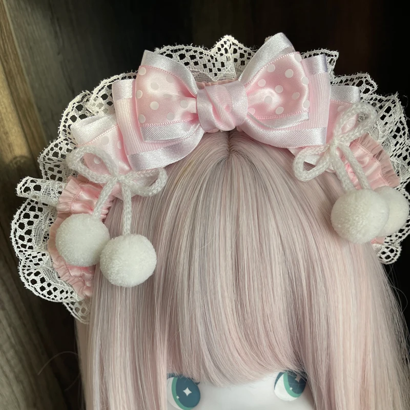 

Оригинальная повязка для волос ручной работы для женщин: розовый бант, белое кружево, пушистые шарики, в стиле Лолита, Харадзюку, Y2K, с оборками, милая повязка-ободок