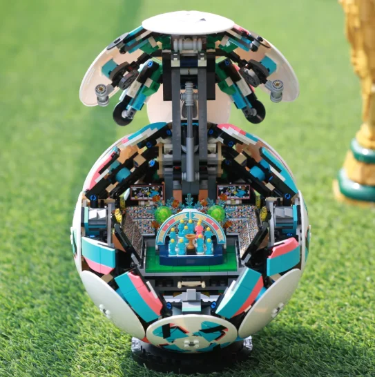 Novidade com Luzes LED, Blocos de Construção de Futebol Abertos, Mini Quadras Ocultas, Brinquedos Criativos de Futebol para Adultos 1498 peças