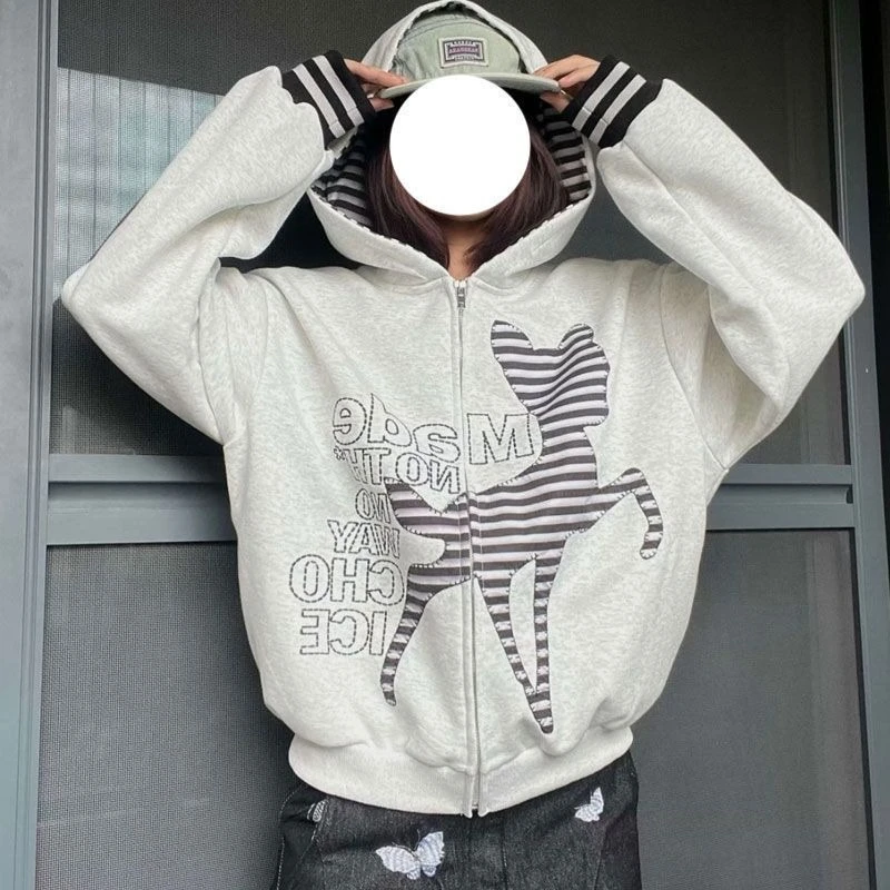 سترة أمريكية عتيقة بأكمام طويلة مع قلنسوة مخططة Y2k ثقافة فرعية سترة نسائية غير رسمية ضيقة لخريف 2025