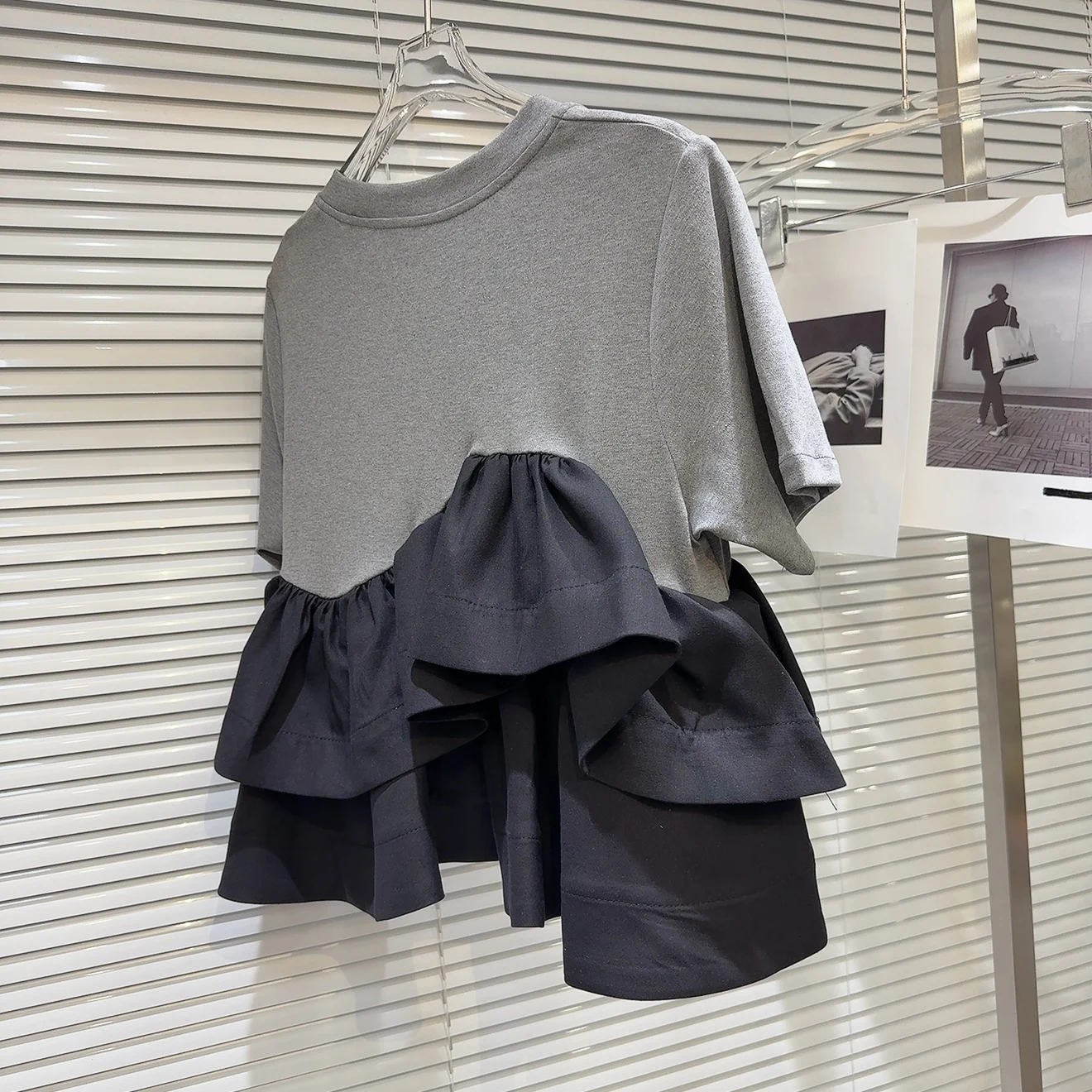 กระโปรงผ้าทูลหลายชั้นสไตล์หวานซ่อนเปรี้ยวสุดฮิตประจำฤดูร้อนปี 2025 หรือเสื้อยืดสีสันสดใสลายบล็อกสไตล์ลำลองสำหรับผู้หญิง