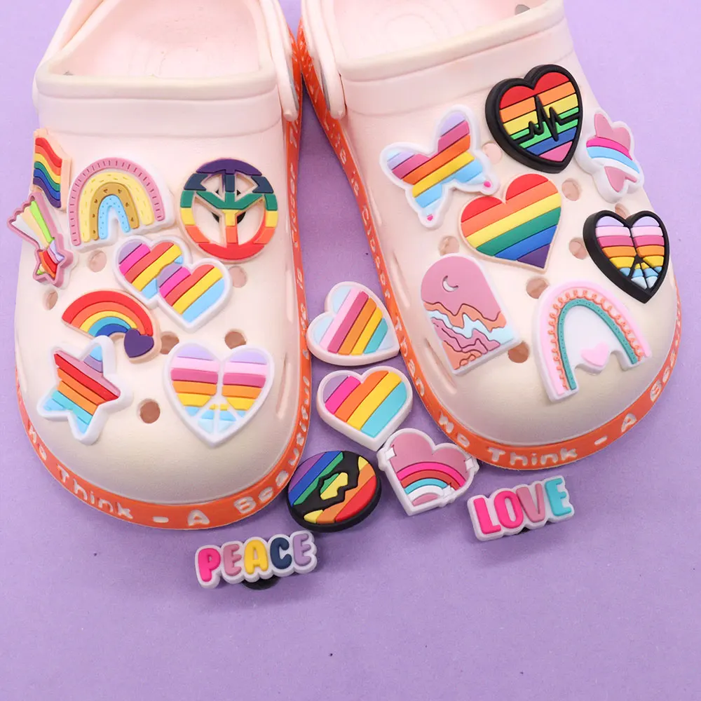 Breloques de chaussures en PVC pour enfants, coeur d'amour coloré, arc-en-ciel, accessoires en PVC, boucles de chaussures, bracelets adaptés, cadeau de fête, vente au détail, 1-21 pièces