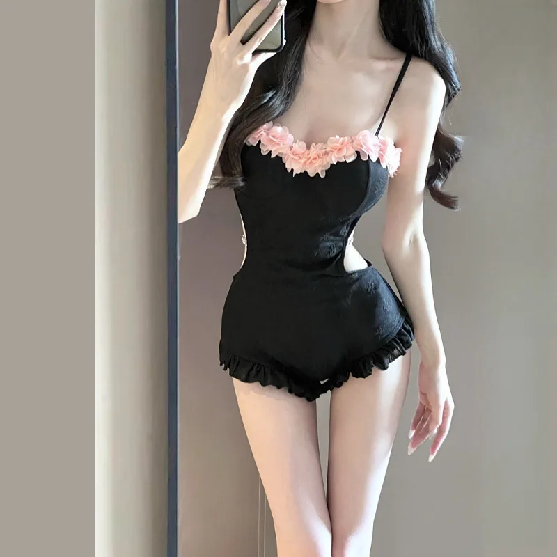 Minsu ชุดว่ายน้ําสตรี 2025 ใหม่ High-End One Piece Conservative Hot Spring สีดําสไตล์วันหยุดหน้าอกเล็กรวบรวม slimming Sw