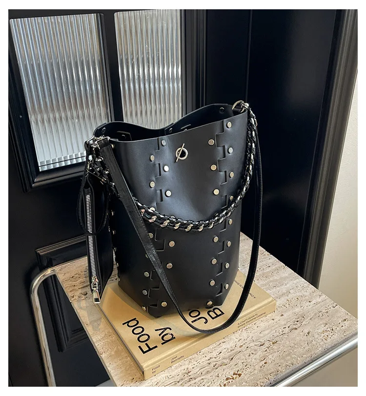 Designer Brand New Portable Casual Riveted Bucket Bag Women's Korea Still Shoulder Bag Fashion Crossbody Hot Sale Free Shipping