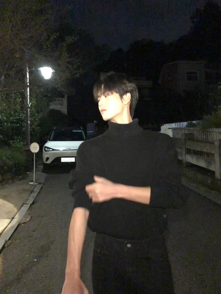 

Корейский мужской вязаный свитер с высоким воротником, зимний, черный, свободного кроя, удобный, из полиэстера, для ношения под верхней одеждой