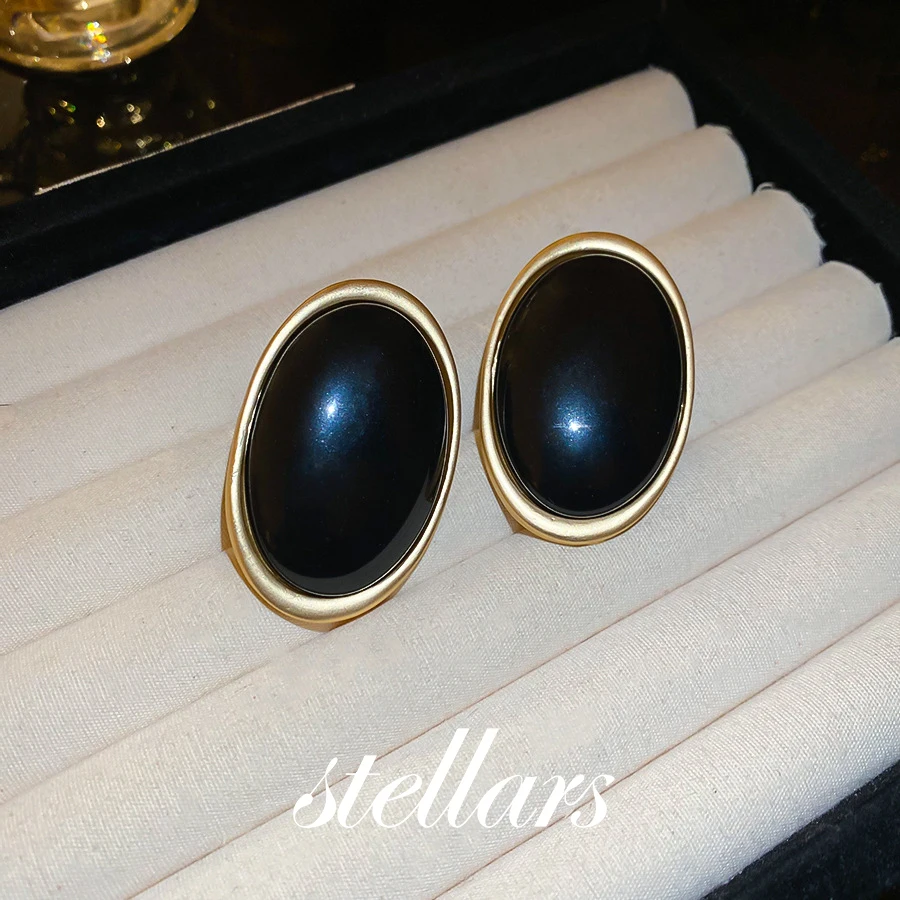

Silver Needle Oval Resin Stud Earrings - Bold Statement Style, Unique Design, Luxury High-End Fashion Jewelry for Women