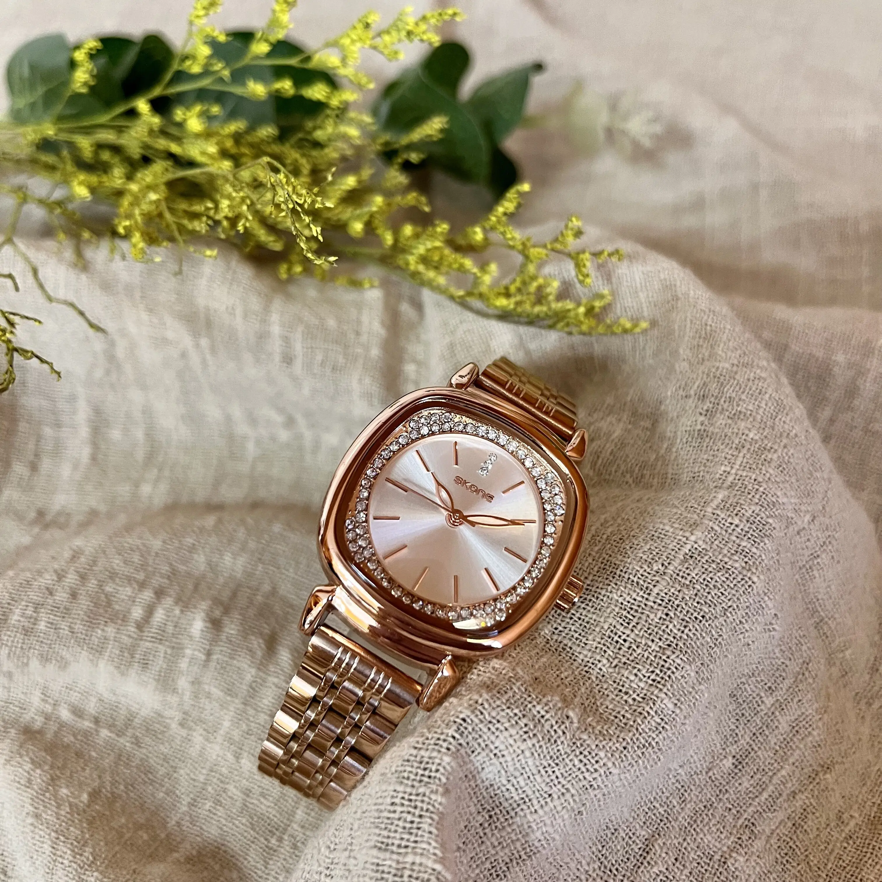 SKONE A niche luxury high-end design square watch with a retro steel strip for women, exuding a cool and cool temperament