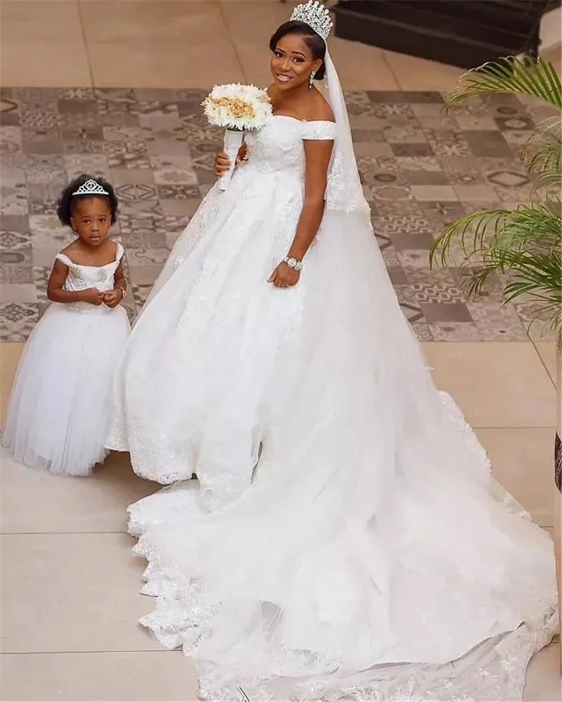 Abiti da sposa personalizzati con abito da ballo principessa africana con spalle scoperte e applicazioni in pizzo