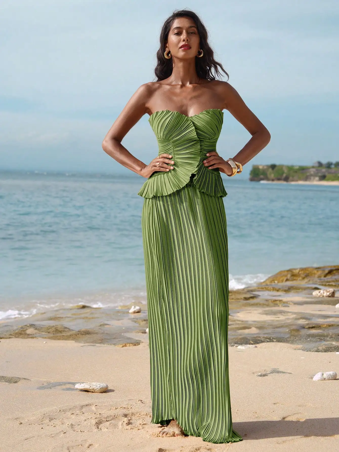 Vestido maxi verde oliva plisado sin tirantes con cintura peplum y falda de cola de pez para la playa