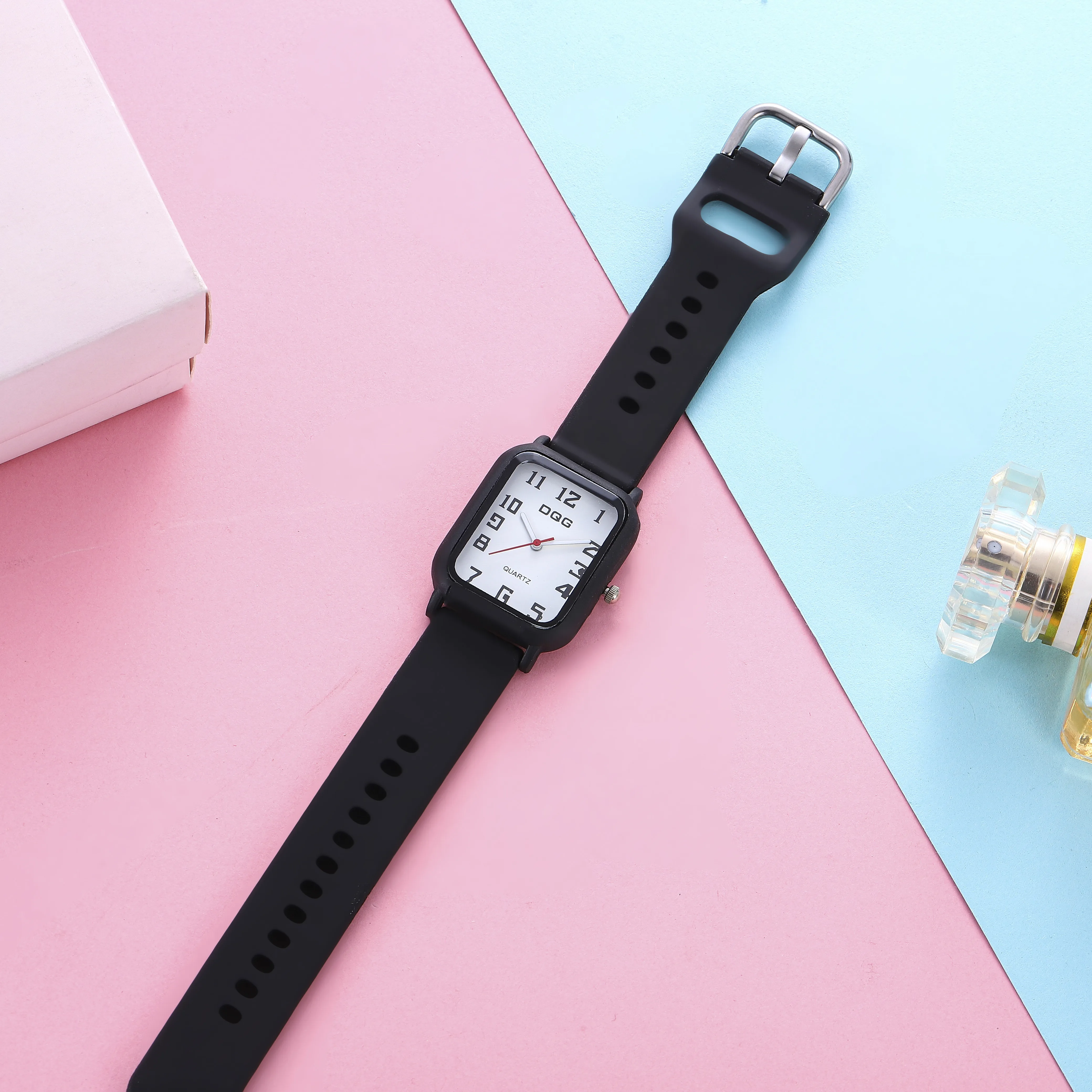 DQG marca en el nuevo reloj de las mujeres tendencia de la moda casual estilo simple correa de silicona cuadrado de cuarzo reloj de las mujeres