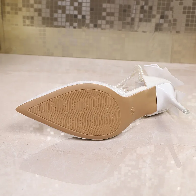 حذاء زفاف جديد لعام 2025 بكعب نسائي فاخر بتصميم علامة تجارية سلسلة من الخرز واللؤلؤ بكعب عالي للسيدات مثير أنيق بمقدمة مدببة حذاء أبيض وأسود #6