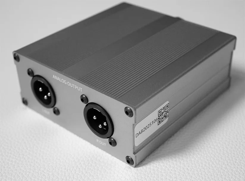 AES Digital To Fully Balanced Analog Audio Converter for Automatic Recognition of Sampling Rate