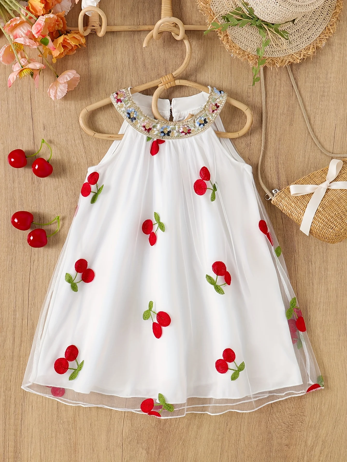 Elegantes Sommerkleid für Mädchen mit Kirschstickerei, ärmellos, mit Spitzenbesatz am Ausschnitt, süßes und verträumtes Prinzessinnenkleid.