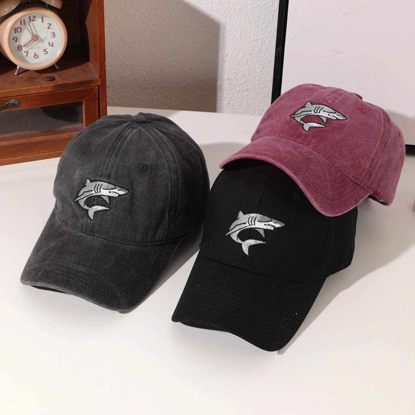 

Однотонная бейсболка с вышивкой в виде акулы, регулируемая бейсболка для стирки и выдержки, шляпа от солнца для выхода и игр.