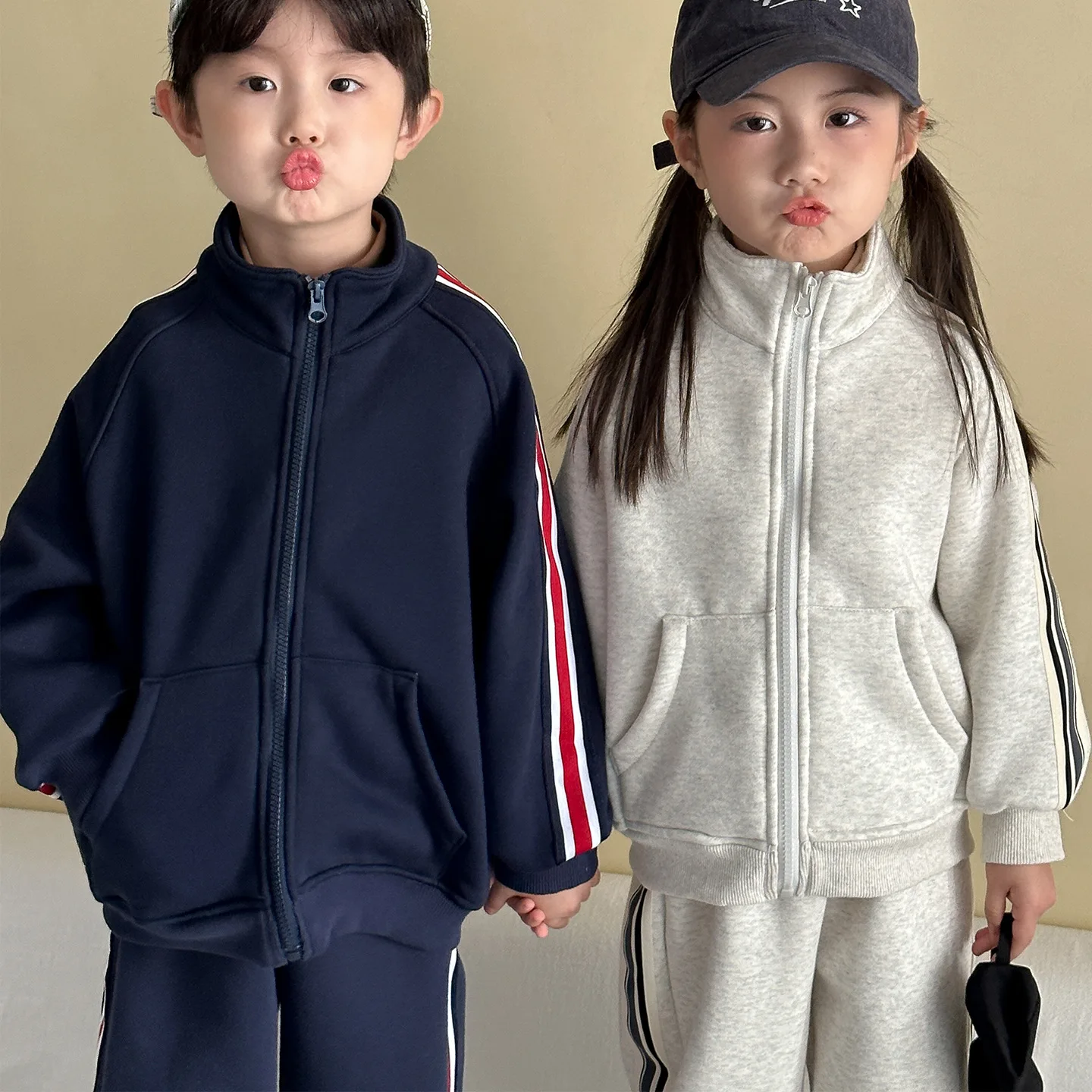 

2025 Winter New Children Fleece Sweatshirt Set Boys Girls Zipper Coat + Sweat Pants 2pcs Suit Plus Velvet Thick Kids Outfits