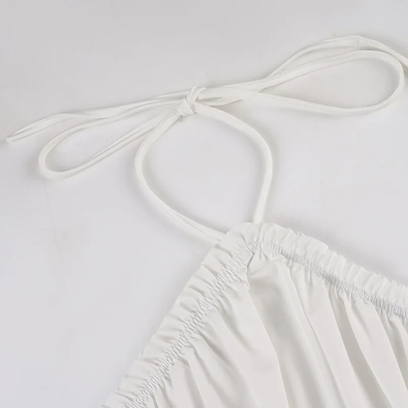 우아한 백리스 컷아웃과 섬세한 홀터넥 디자인을 갖춘 여성용 세련된 미니 드레스