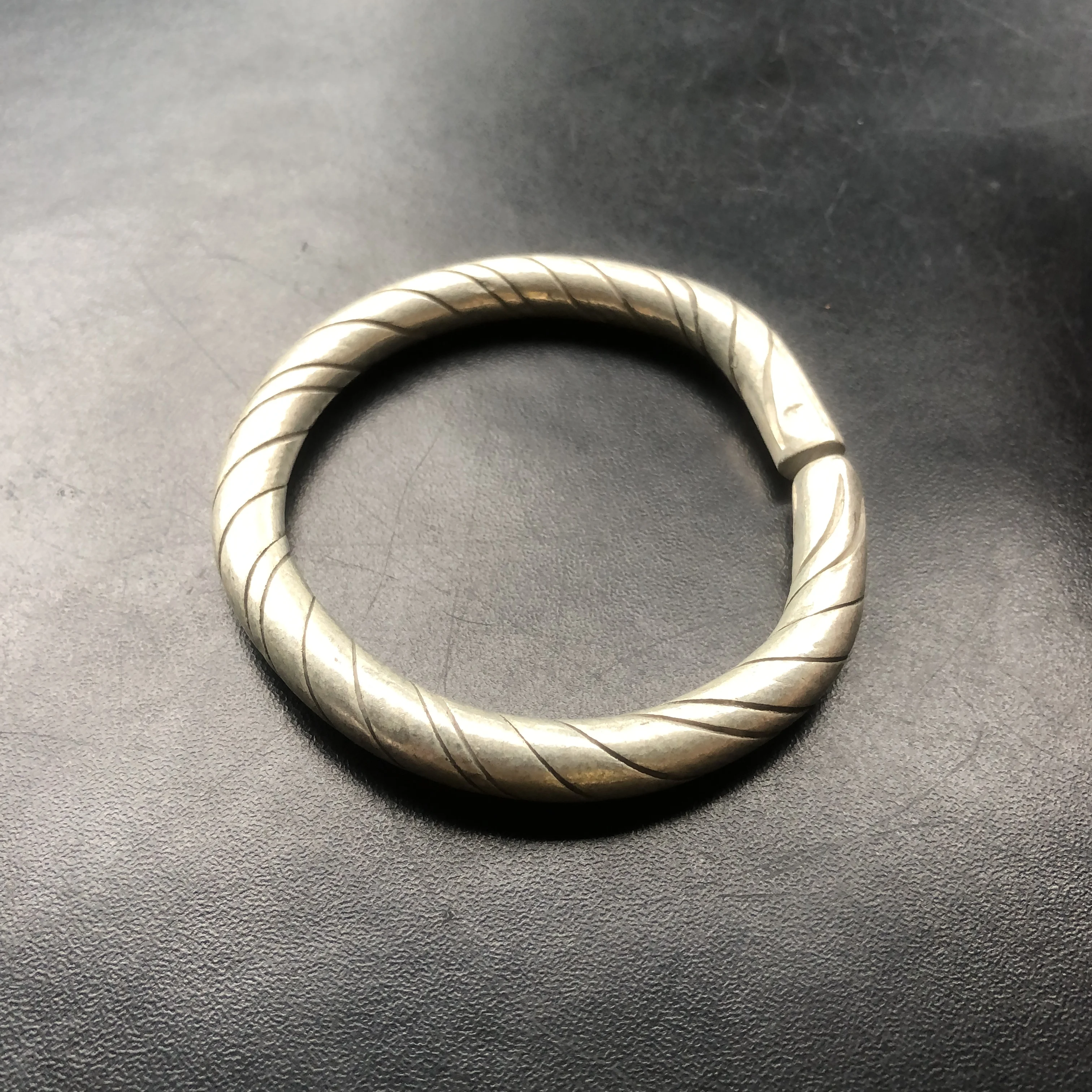 Vintage Tibetan Silver Tone Open Bangle Bracelet Twisted Rope Pattern Retro Ethnic Hand‑Made Cuff Bracelet Jewelry Gift for Wome