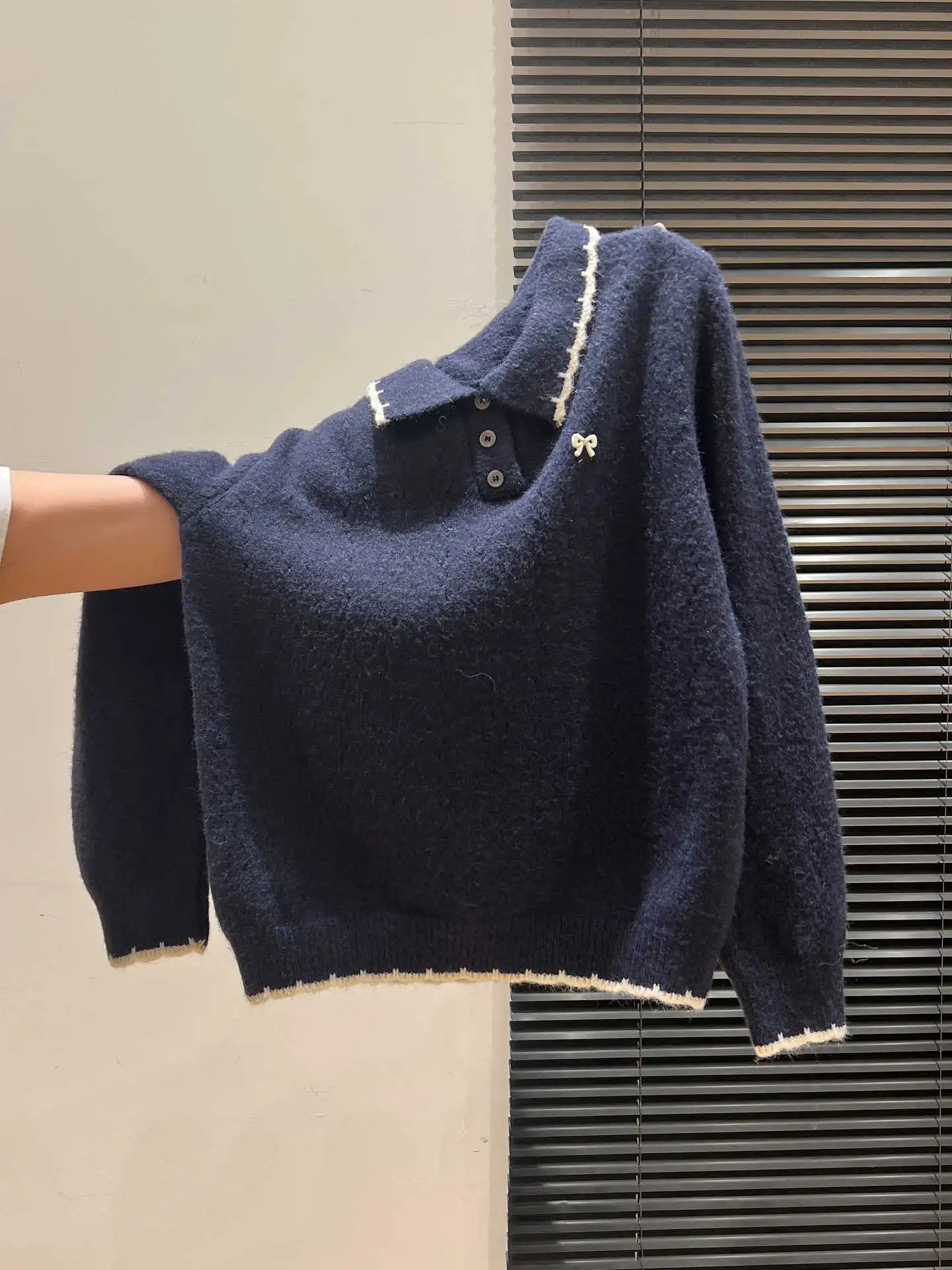 For Autumn And Winter, Wear A Lapel, Embroidered Bow, Color-Blocking Knitted Sweater As A Base Layer And Pair It With A Long-Sle
