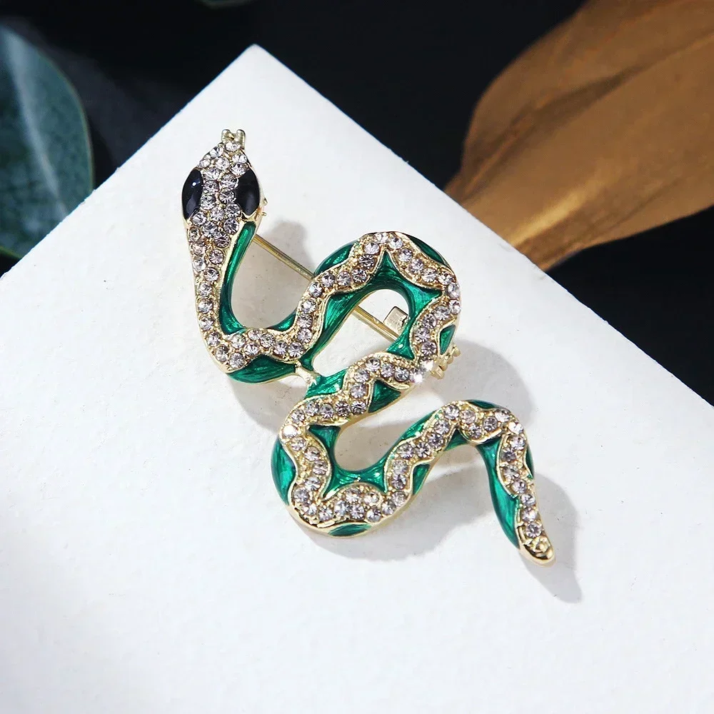 Vintage Crystal Green Snake Brooch Rhinestone Animal Lapel Pin For Men Women Backapak Decor Jewelry Gift Colothing Accessories