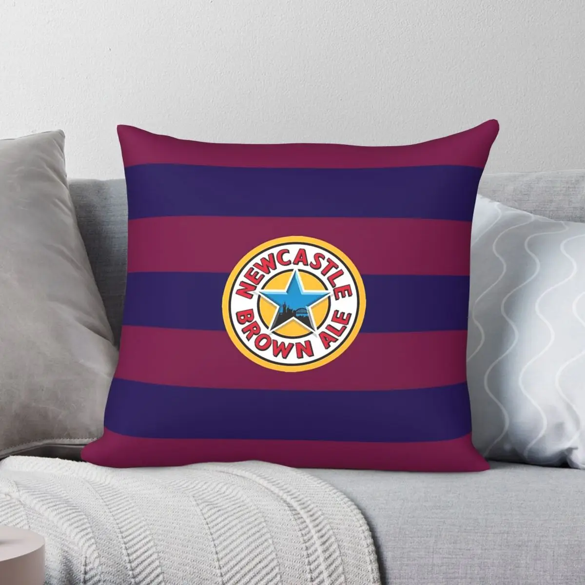 Capa de Almofada Quadrada Newcastle Brown Ale em Poliéster, Linho e Veludo com Estampa e Zíper, Capa Decorativa para Almofada de Sala 45x45