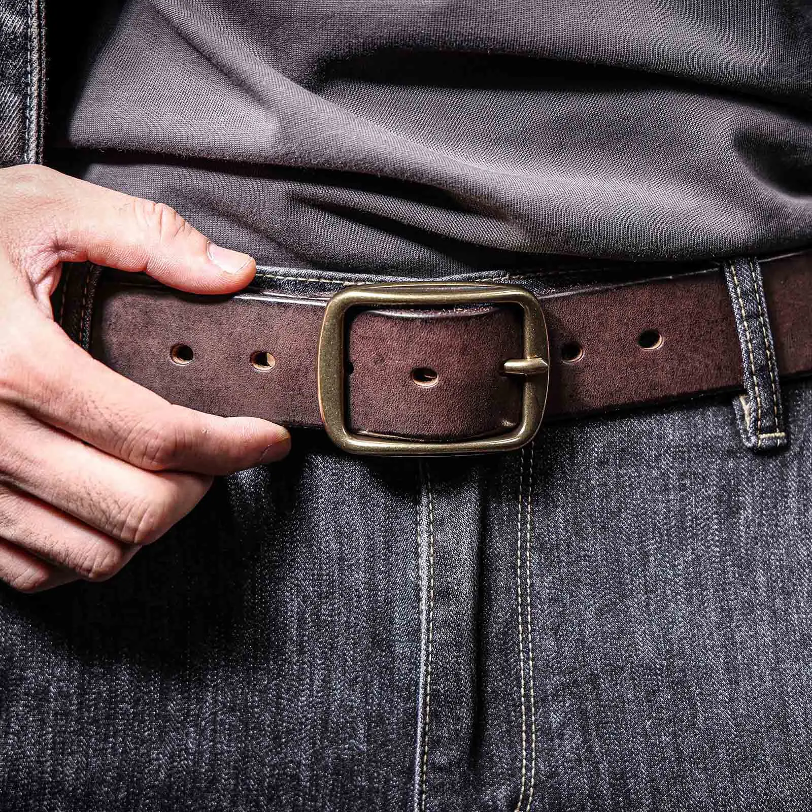 Vintage-Herrengürtel aus echtem Leder mit massiver Messingschnalle, handgefertigte lässige Dornschließe aus verdicktem italienischem Rindsleder mit Geschenkbox – Detail 7